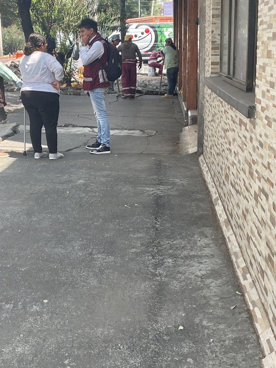 Ryan_Mattt's tweet photo. Oye @ClaraBrugadaM  se puso un reporte para que cambiaran toda la baqueta de la calle pero nos comentan que solo será una parte, pero toda la banqueta está dañaba y tiene más de 40 años que no la cambian y es un peligro para personas con discapacidad y de la 3ra https://t.co/F6mbQi0Q66