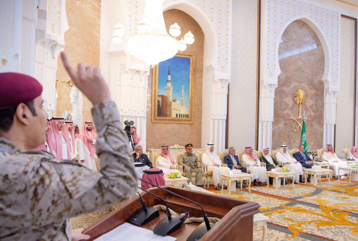 S_H_188's tweet image. قصيدة مُزلزلة كالعادة من شاعر الوطن 🩵

واحد قهوة سعودية بسرعة ☕️🇸🇦