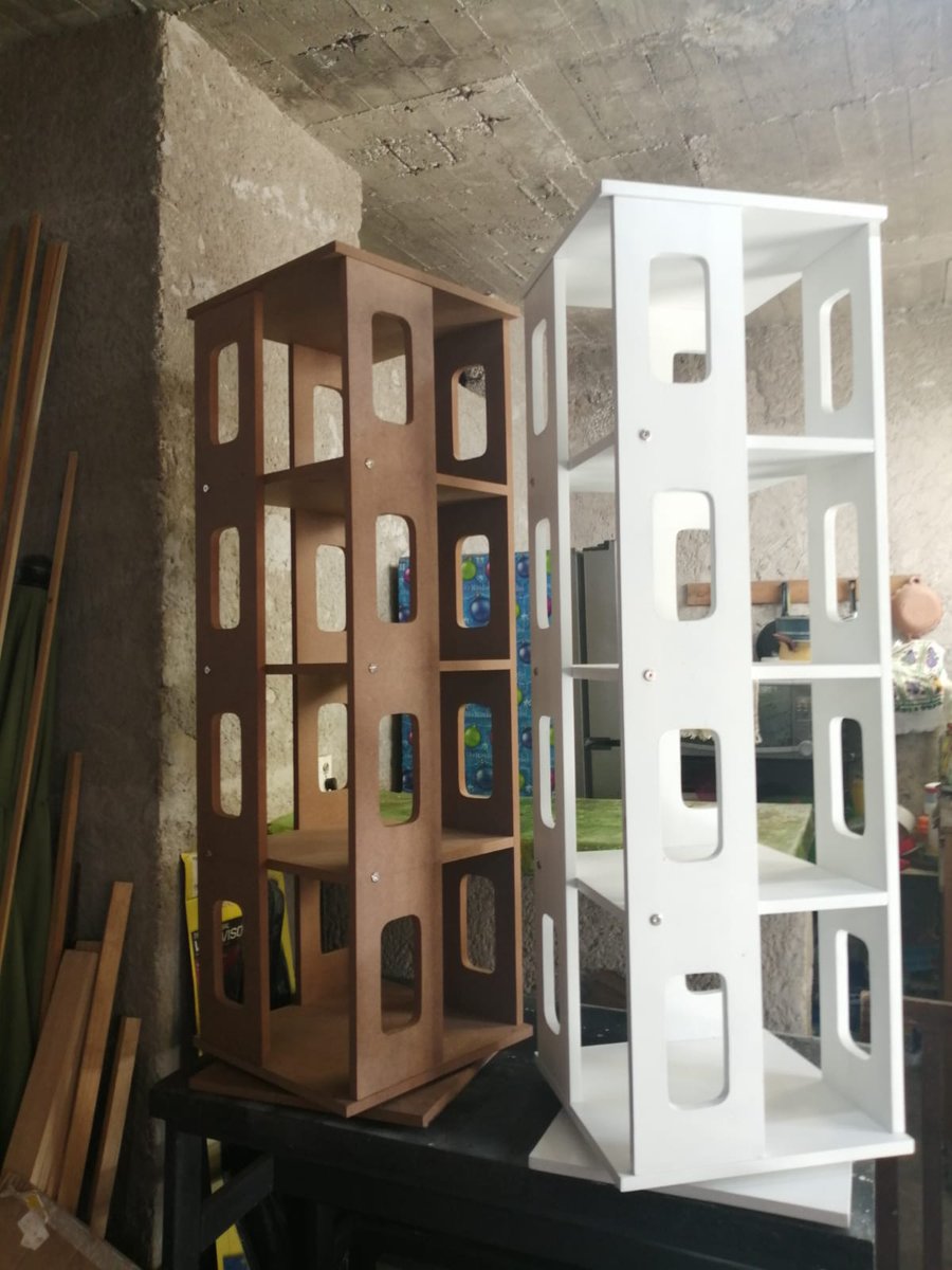 lindo_kiwi's tweet photo. Amikos nos ayudan a difundir el trabajo de mi papá por favor? Él hace muebles sobre diseño, la verdad este mes nos está costando trabajo porque no ha salido nada de trabajo y no hemos podido pagar el módulo de la escuela de mamá que empieza el lunes. Puede hacer lo que ustedes https://t.co/91nzS8hVXo