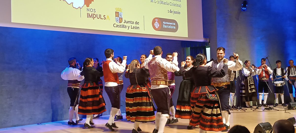 jaclavero1's tweet photo. Disfrutando junto con @Nicromero1
de las Jornadas Culturales de #CastillayLeón en #Catalunya, organizadas por la #FESCU ( Federación Entidades Socioculturales de Castilla y León en Catalunya ).
Grandes actuaciones de los Grupos El Encinar de Hospitalet y La Esteva de Segovia. https://t.co/iKxw5Cy5pp
