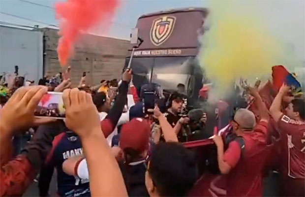 Fanáticos emocionados recibieron a La Vinotinto a su llegada a Maturín elaragueno.com.ve/fanaticos-emoc…