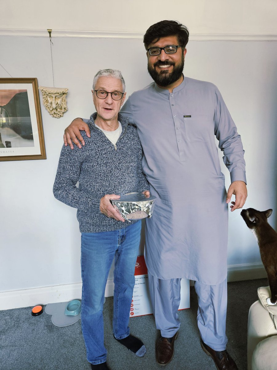 nadeem_ashfaq1's tweet image. In the spirit of Eid, I went to drop off some curry and rice at my non Muslim neighbours house. 

Whilst there, I made a new friend, his cat. 🐈 ❤️
