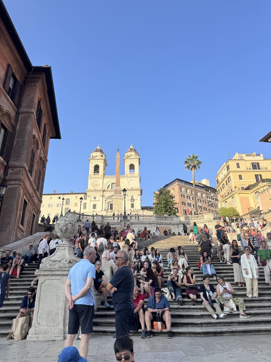 Күн ачык болгондо Римдин асманы өзгөчө көк болот.