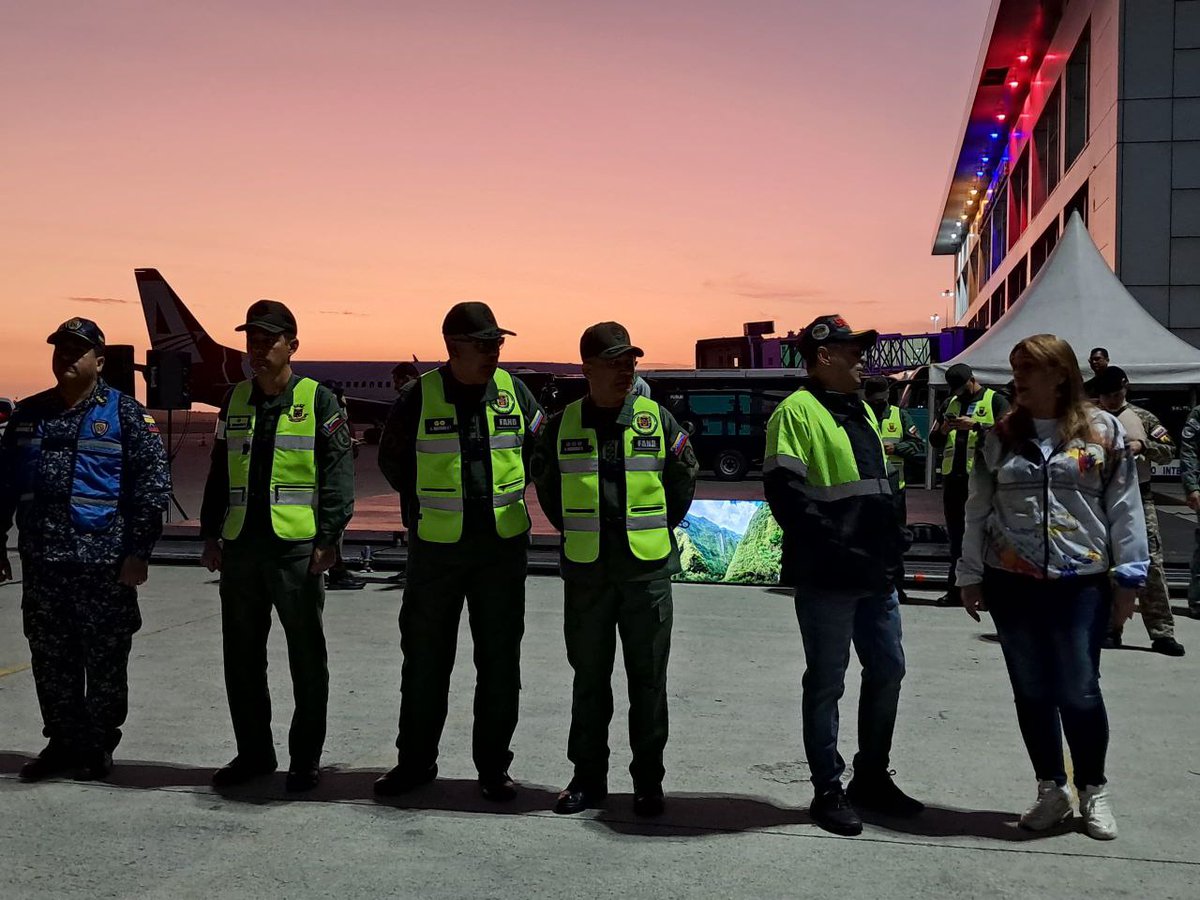 Las autoridades 🇻🇪 recibieron un vuelo de la Gran Misión Vuelta a la Patria desde EE.UU., trayendo a 194 venezolanos que regresan a su país tras ser forzados a emigrar. Fueron recibidos con amor y respeto en el Aeropuerto Internacional Simón Bolívar. ¡Bienvenidos a la Patria!