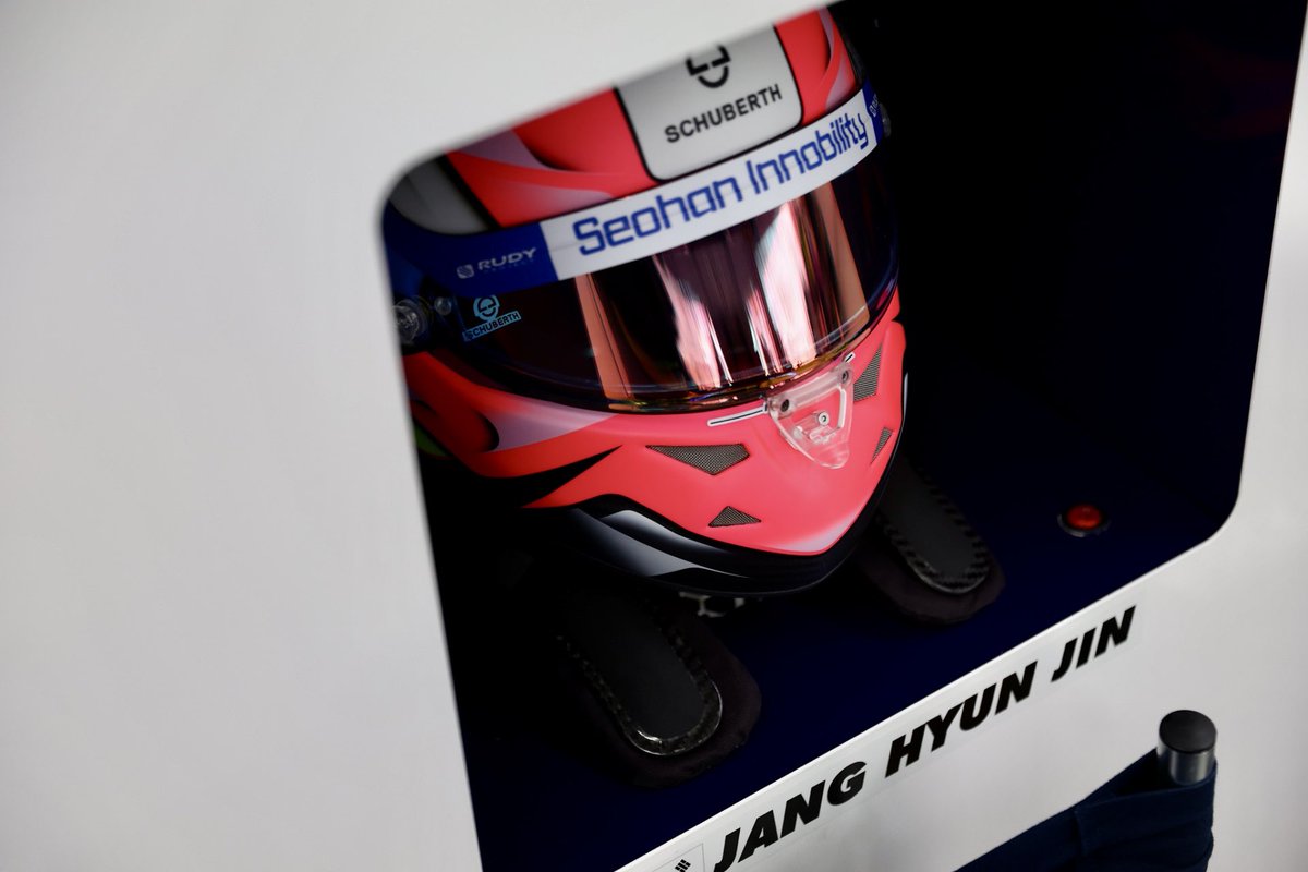 JangDriver06's tweet photo. 2025 new helmet 
schuberth motorsport

#schuberth #helmet #racing #motorsport #hyunjinjang #stockcar @SchuberthHelmet was https://t.co/xx5FvALQt4