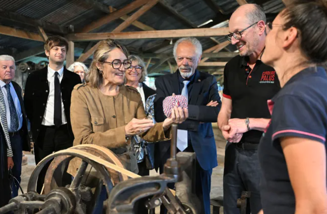 45 minutes chrono à la corderie Palus en Corrèze avec Sophie Primas, porte-parole du gouvernement.
lamontagne.fr/brive-la-gaill…