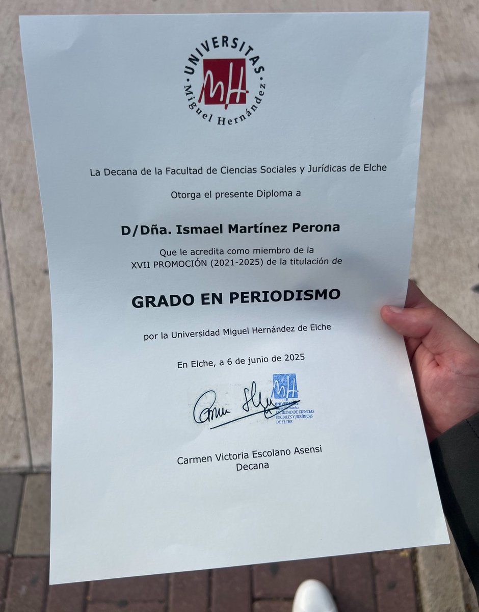 iamperonaa's tweet image. 🎓 Oficialmente periodista
💚 Esto no es un punto final, sino el comienzo de nuevos retos. Sigo formándome, creciendo y aprendiendo cada día para ser mejor. Lo mejor está por venir
