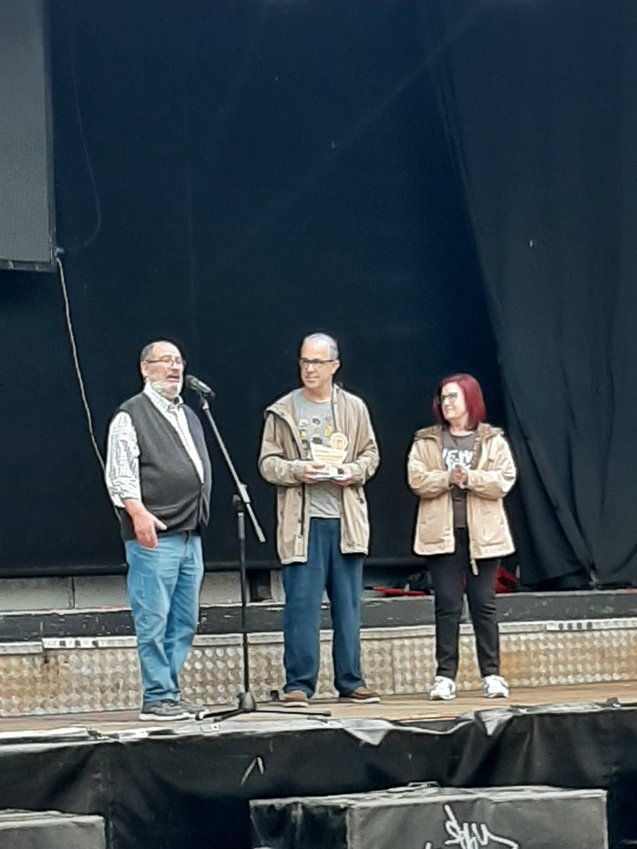 Grandes fiestas que han empezado con un gran pregón y pregoneru. Enhorabuena al barrio, organizadores, centro de salud y soysolisu. A ver si el tiempo las respeta. Viva Laviada !!
