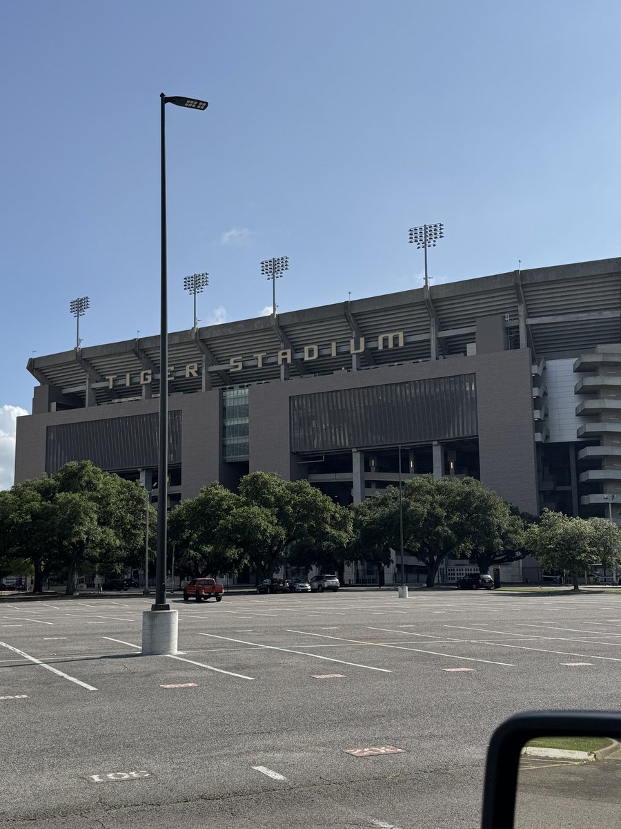 BigPapiPagan's tweet image. Checking out the @LSU and @LSUfootball facilities. I'll be attending the OL/DL camp tomorrow morning. @WbFootball #MTC #GeauxTigers