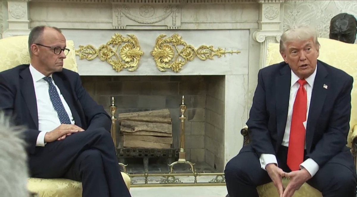 Merz bei Trump:
Anstatt deutsche Interessen zu vertreten, äußert Merz ausschließlich ukrainische Wünsche, nämlich
- härtere Sanktionen gegen Russland und
- Einsatz von Taurus-Raketen!
Trump lehnt beides ab und zeigt dem 🇩🇪Clown seine Abneigung gegen Landesverräter wie Merz!