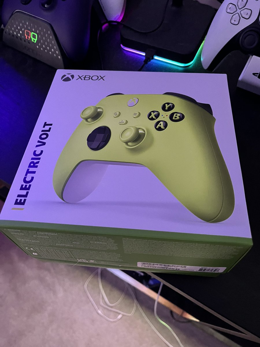 More stuff for the setup! 🤙 oh and yes another Xbox controller. Now that’s 7 I have… 🙄🤣
