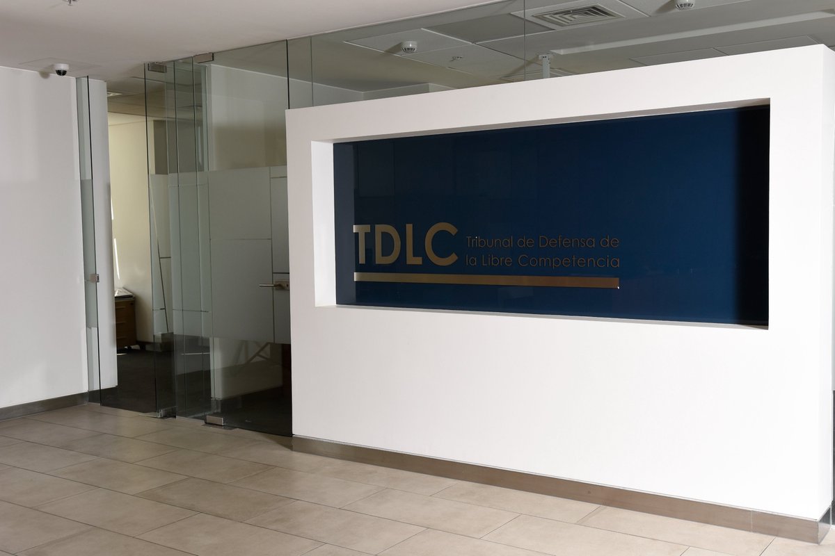 TDLC acoge requerimiento de la FNE, condenando con multas por $ 4.950 millones al Banco de Chile y a Consorcio por la participación simultánea de Hernán Büchi como director y ejecutivo en ambas empresas competidoras. fne.gob.cl/tdlc-condena-a…