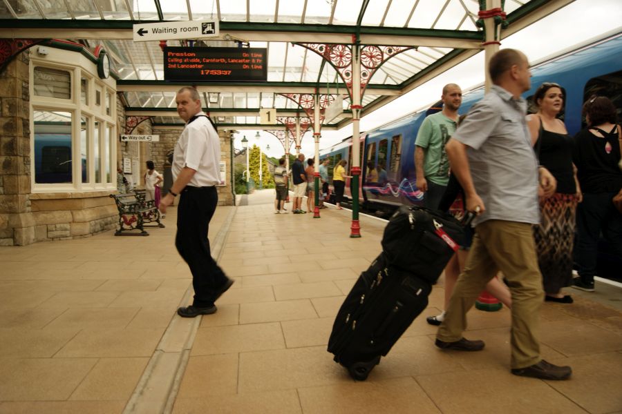 LachlanMain's tweet photo. GRANGE over SANDS 2013.
Hustle &amp; bustle around TPE's 185131 providing the 17.53 Preston service.
#GrangeOverSands #railways #RailwayStation #tpexpress #railtravel https://t.co/bvJrDFLsQ2