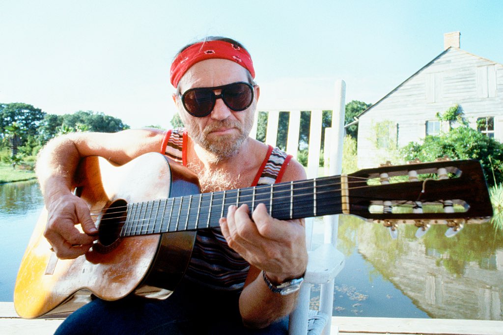 WillieNelson's tweet image. Front porch sittin' in an old rockin' chair
The sun is hot in the Texas sky
📷: Wally McNamee