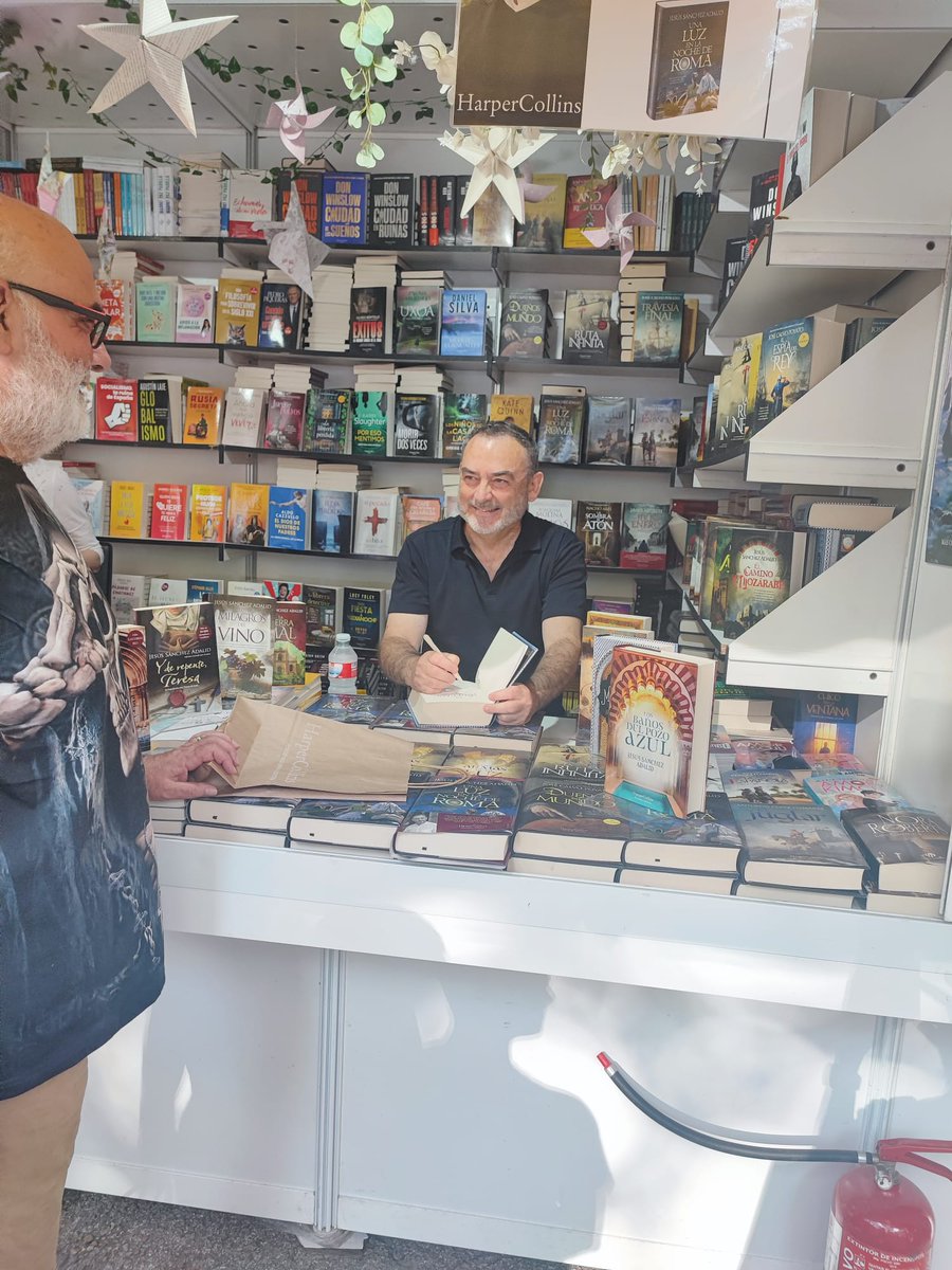 jsanchezadalid's tweet image. Firmando ejemplares en este momento en la caseta 256 de @HarperCollinsIB en la @FLMadrid.
Mañana sábado estaré de nuevo a la misma hora (de 19 a 21), en la caseta 76 (@paulinasmadrid).
¡Os espero!
#FeriaDelLibroMadrid