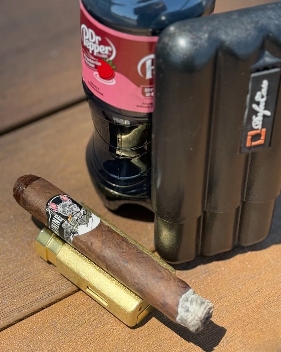 perfeccigar's tweet image. Nothing like a bold stick, a cold Dr. Pepper, and a solid carry setup. 🐗🔥

With the PerfecCase® keeping things safe, this herf is dialed in.

#PerfecDraw #PerfecCase #CigarEssentials #CigarGear #CigarSetup #SmokeAndSip #DrPepperAndCigars #CigarLifestyle
