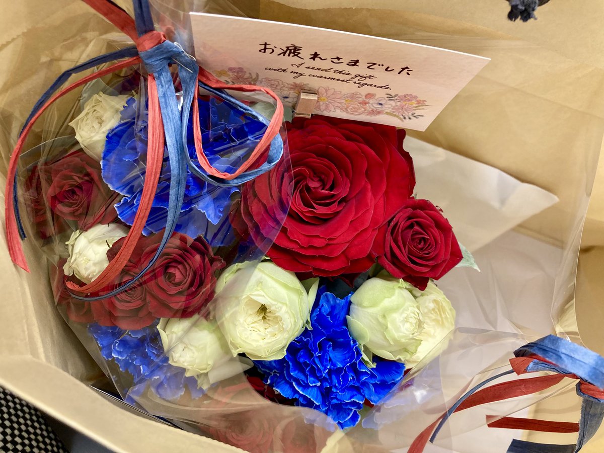 昨夜は送別会でした。
ミャクミャクカラーのお花いただきました♪