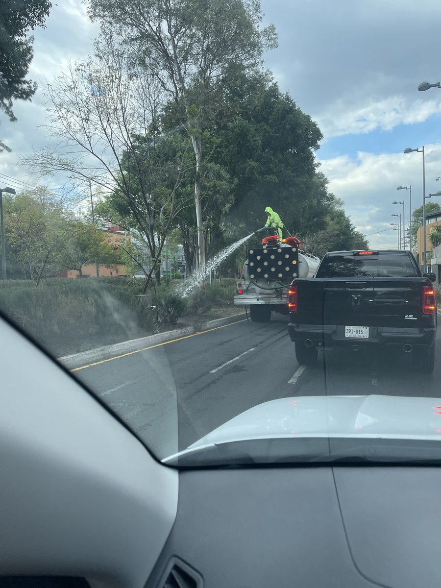 VALERIE CARDENAS (@vcdugal) on Twitter photo En hora pico viernes 4:30 pm regando y causando un caos de tráfico quien coordina ?<a href="/GobCDMX/">Gobierno de la Ciudad de México</a> <a href="/defensaFlorida/">DefensaColFlorida</a> En hora pico viernes 4:30 pm regando y causando un caos de tráfico quien coordina ?<a href="/GobCDMX/">Gobierno de la Ciudad de México</a> <a href="/defensaFlorida/">DefensaColFlorida</a>