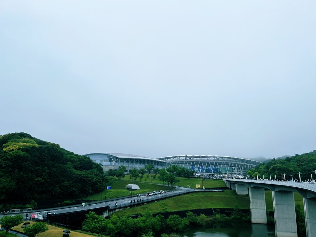 hjhkrk's tweet photo. 静岡のエコパスタジアム、駅から離れた山の中という非日常感により、スキズとステイのためだけの空間という特別性が際立って、すごくいい体験だったな。楽しかった。 https://t.co/S5WD4FVnLt