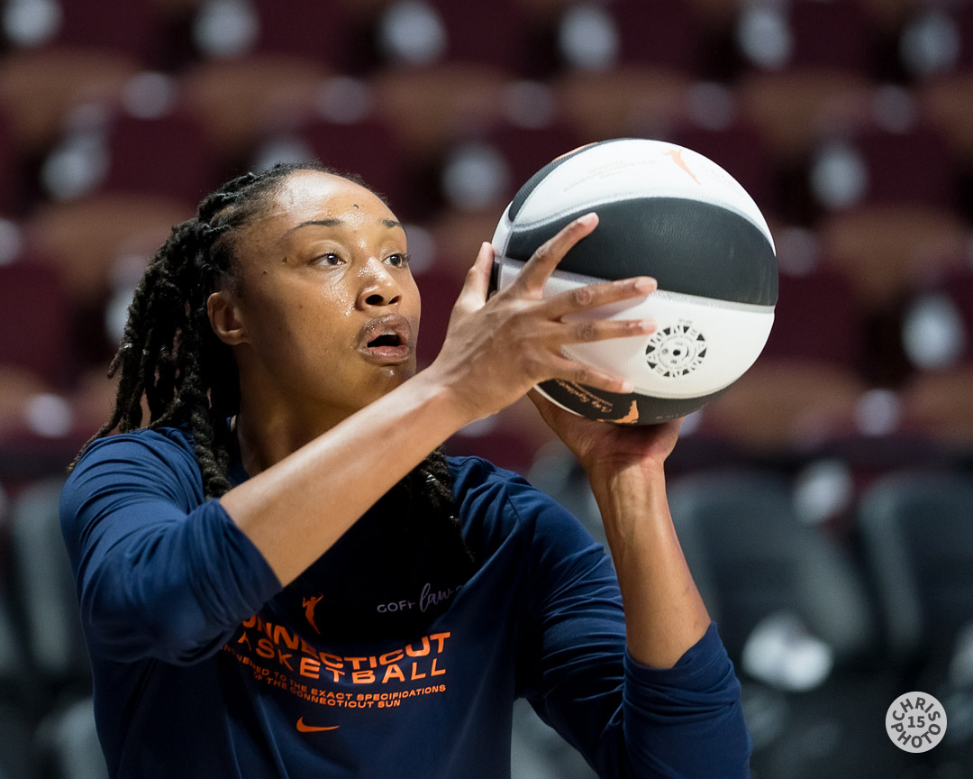 chrisphoto15's tweet image. Warming up in Connecticut. The @AtlantaDream take on the @ConnecticutSun in tonight's #WNBA action. Tip-off at 7:30 at @MoheganSun arena.