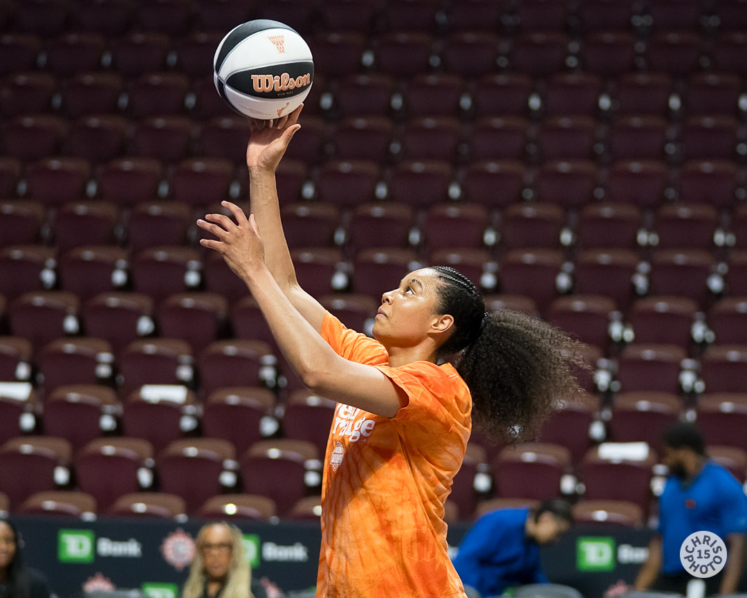 chrisphoto15's tweet image. Warming up in Connecticut. The @AtlantaDream take on the @ConnecticutSun in tonight's #WNBA action. Tip-off at 7:30 at @MoheganSun arena.