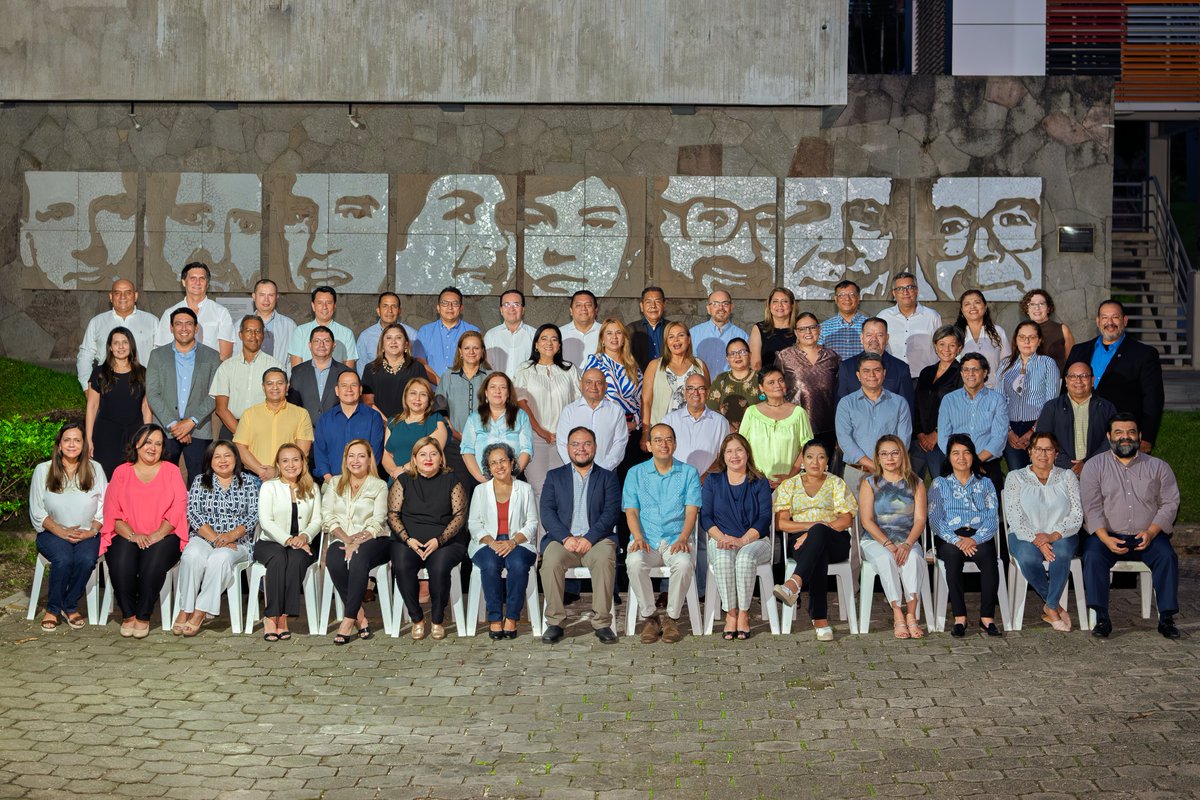 GraduadosUCAsv's tweet photo. El 17 de mayo celebramos el 35° aniversario de formar parte de la familia UCA, con los profesionales que ingresaron en el año 1990. 
𝐋𝐚 𝐂𝐞𝐧𝐚 𝐝𝐞 𝐥𝐚 𝐄𝐬𝐩𝐞𝐫𝐚𝐧𝐳𝐚 fue una oportunidad para rememorar los momentos vividos durante la etapa universitaria. https://t.co/UKzM3OHoxk
