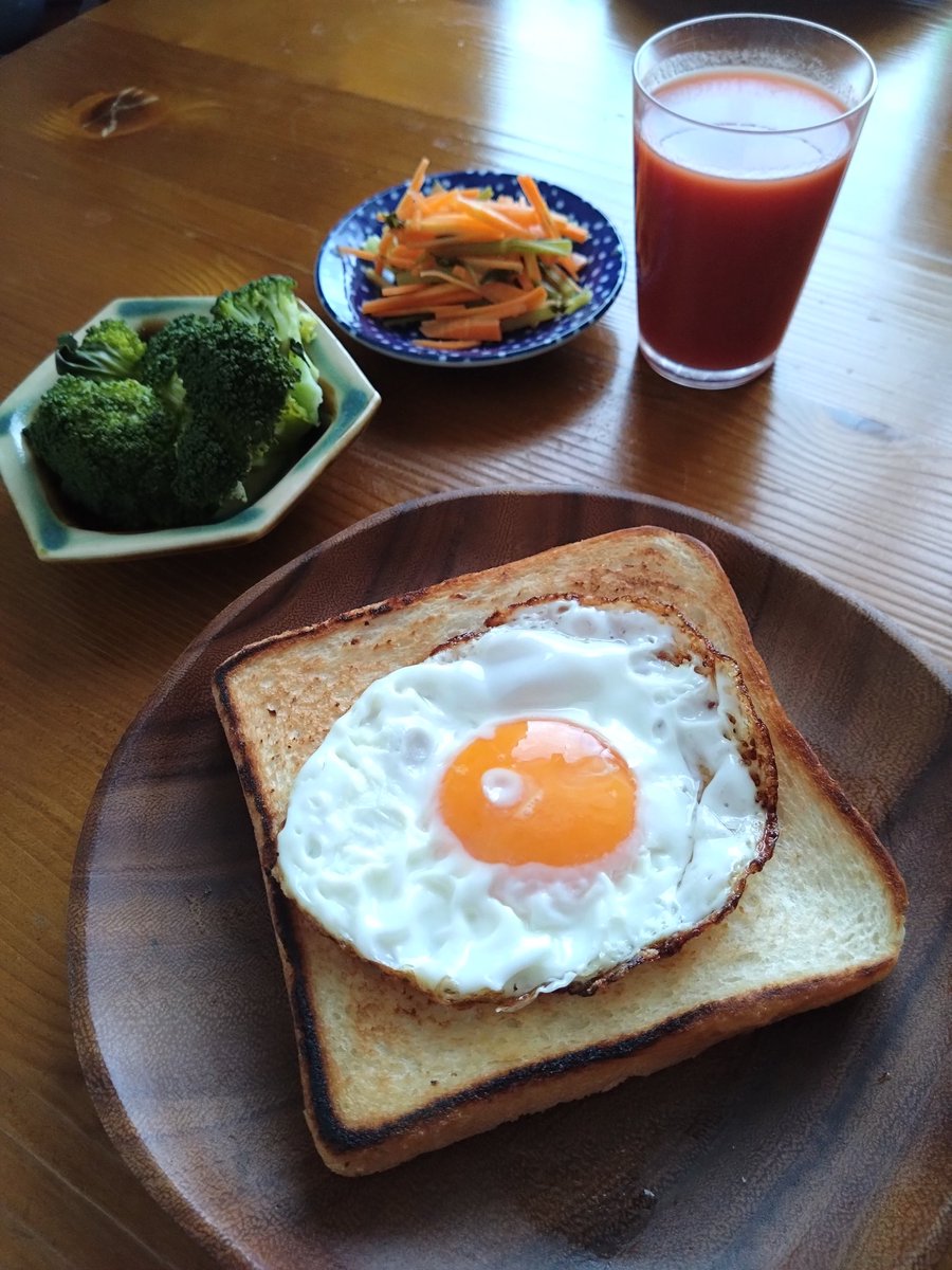 6月6日4時頃に放送された、NHKのラジオ深夜便を聴いていただき、ありがとうございます。予想以上の反響にびっくり。放送日から1週間はらじるで聴けますので、聴き逃した方はぜひ。
nhk.or.jp/radio/player/o…
さて快晴の本日も酒蔵取材へ。
目玉焼きをのっけたパン（米粉と麹入り）を食べ頑張ります。