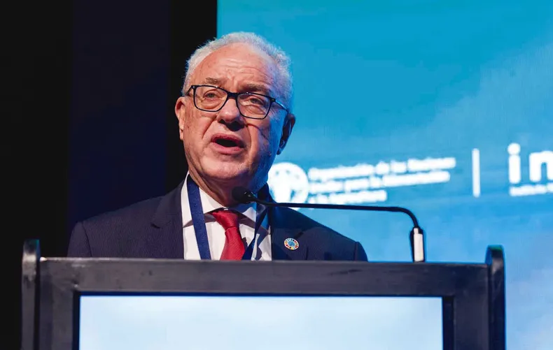 Mario Lubetkin, canciller de la república, fundador del Foro de San Pablo, de la izquierda más radical, planificador del Socialismo del S. XXI.
Quiere traer a "jovenes" palestinos a vivir y trabajar en Uruguay.