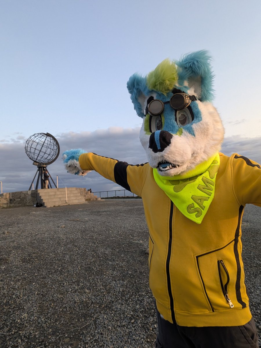 One of my rare #FursuitFriday Posts 😁
I am pretty sure I am the northernmost Fluffbutt today 😁