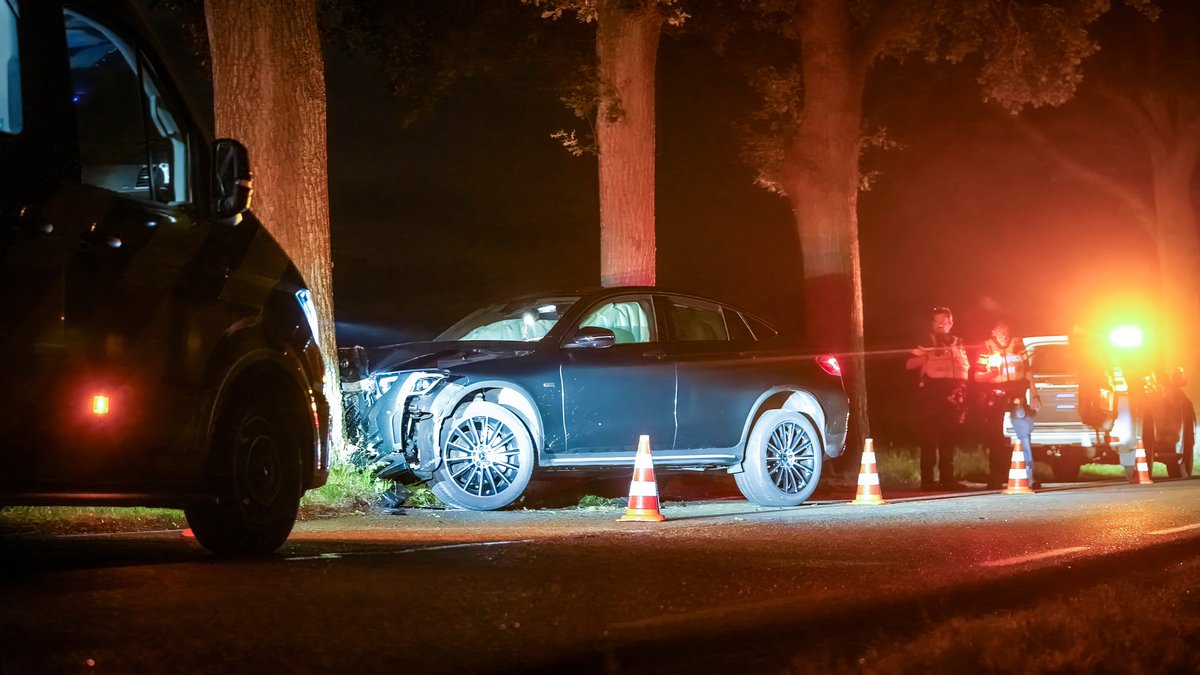 Auto tegen boom op Provincialeweg Gieten / Rolde