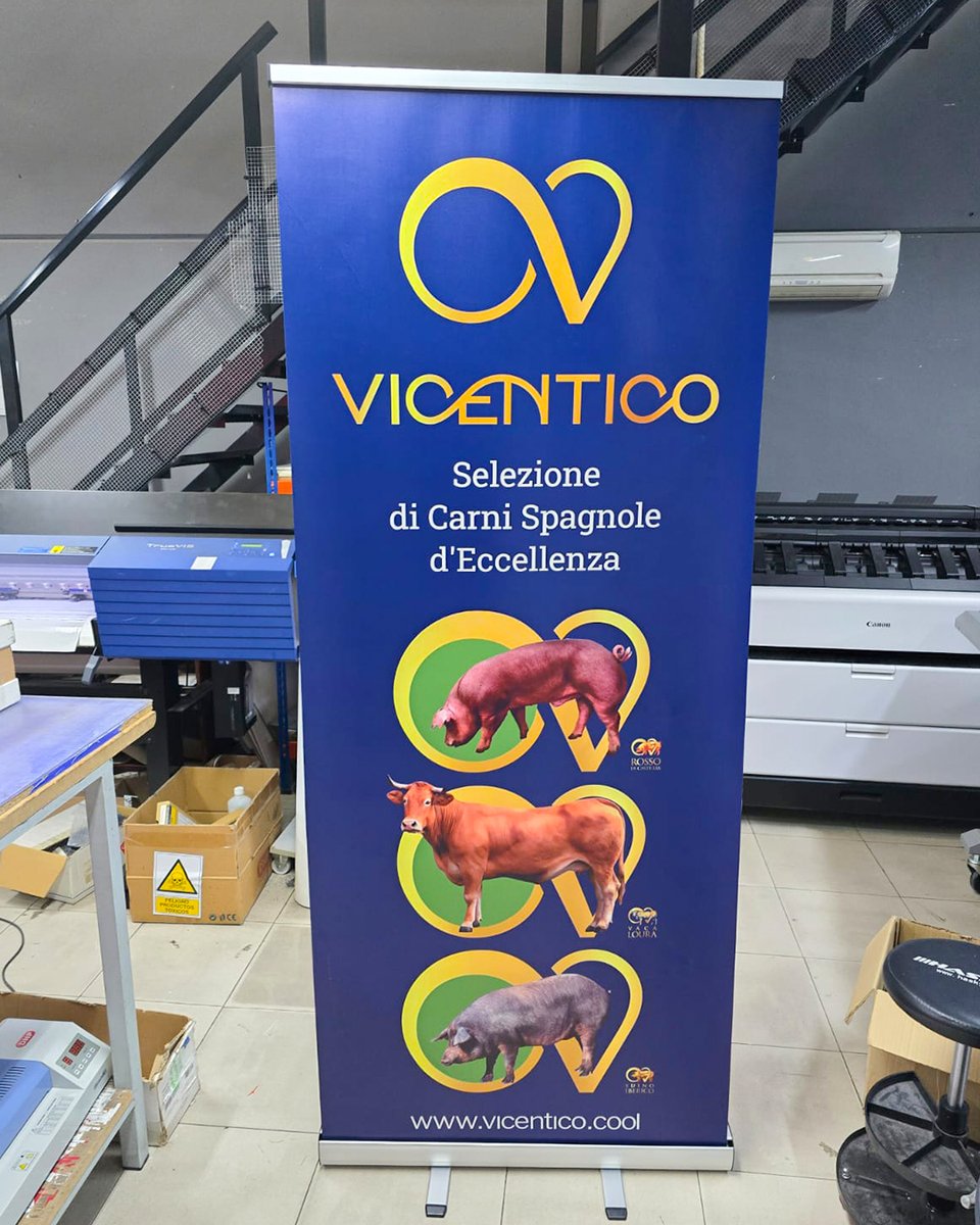 ¡Tu marca en primer plano, en cualquier lugar! En PLANET PRINT te traemos el clásico que nunca falla: el Roll Up, ideal para destacar tu mensaje de forma rápida, práctica y con estilo.
✅ Fácil de montar y transportar 
✅ Diseño profesional
✅ Duradero y reutilizable
#RollUp