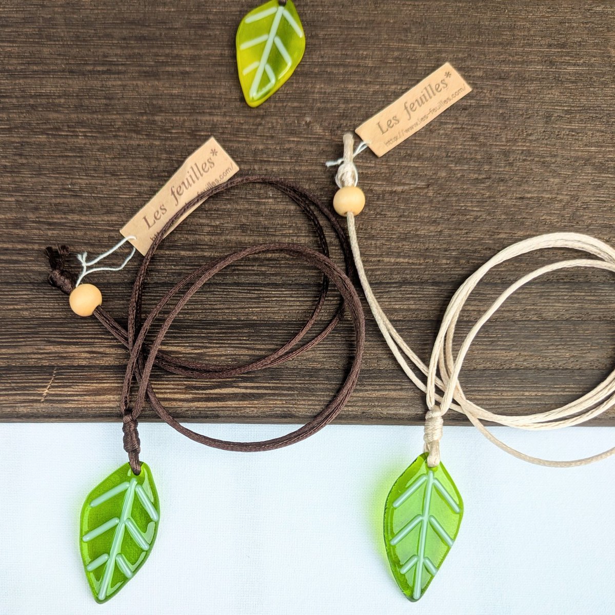 Lesfeuillesglas's tweet photo. おはようございます。
今日は梅小路公園手づくり市。
場所はいつも通り「ウ」エリアの北側(ホテル側)になりました。
下の葉っぱのネックレスは新色です。
透けるので淡い色のお洋服向きで
落ち着いた黄緑です。
#handmadeglass #glass #ガラス #handmademarket #手づくり市 #kyoto https://t.co/6xe1YRKPwU