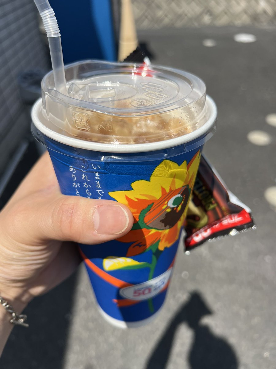 taaaaku0809's tweet photo. ありがとうローソン

#ローソン　#メガサイズ　#カフェラテ https://t.co/7TBjsTKWpt