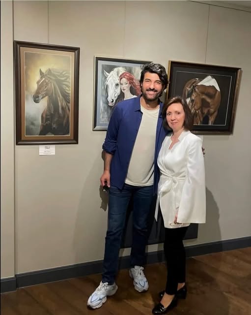 Fotos de Engin de ayer con sus fans cuando fue a la exposición de arte.