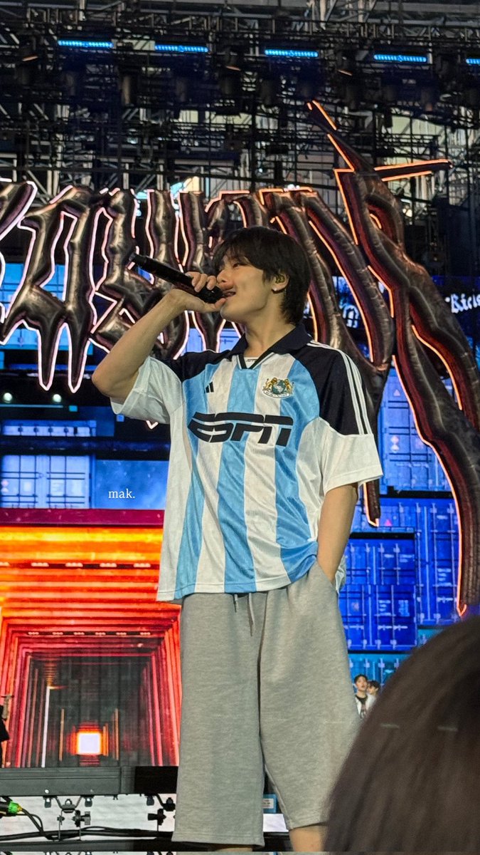 _hwanginnie's tweet photo. cuando vengan tenemos que ir TODAS con la casaca para que él vea a su gente dios que linda semana para ser argentino https://t.co/Mob28G0Gb9