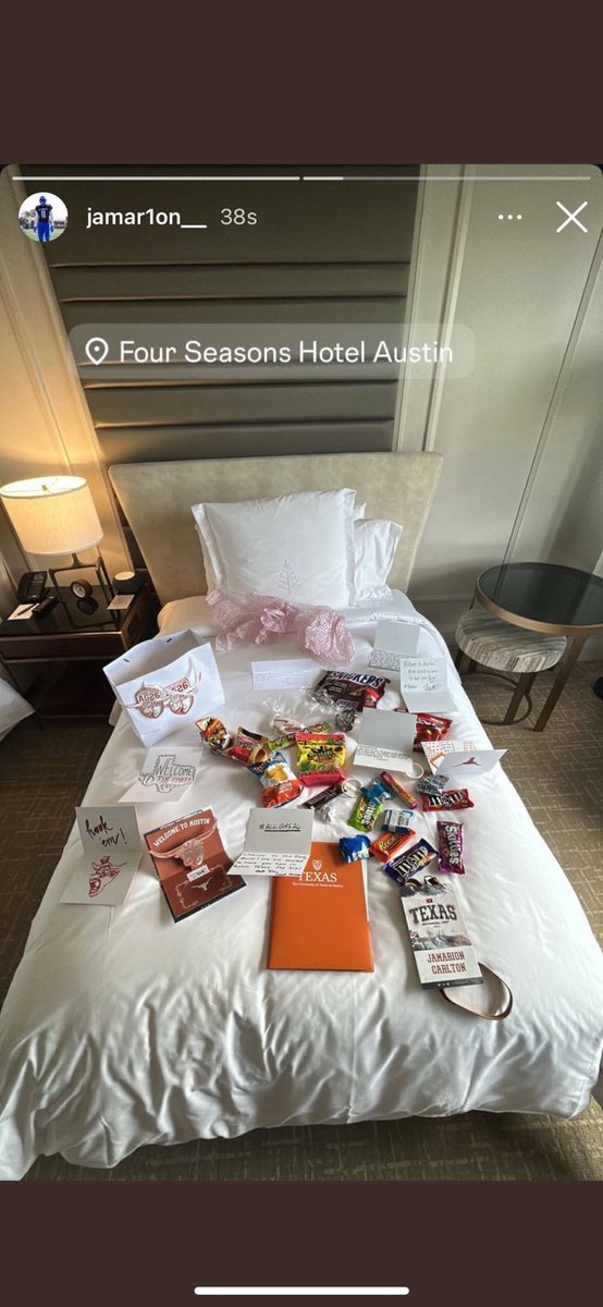 BrantfordWinny's tweet image. OV season but the bed gets progressively smaller: a concept