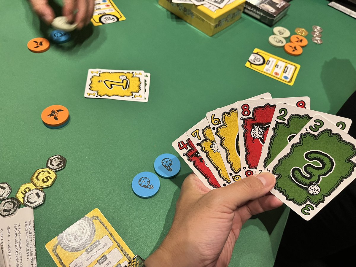 #イノシシカニフンコロガシ

中央にスタックされたチップ種によって、同色昇順、同色降順、異色同ランクで出していくゴーアウト

手持ちのチップを出すことで出し方を変えられるし、パスする場合は場のチップを上から1枚引き取り、下家の出し方が変わるのがキモ

（続
#999bg
#ゲムマ