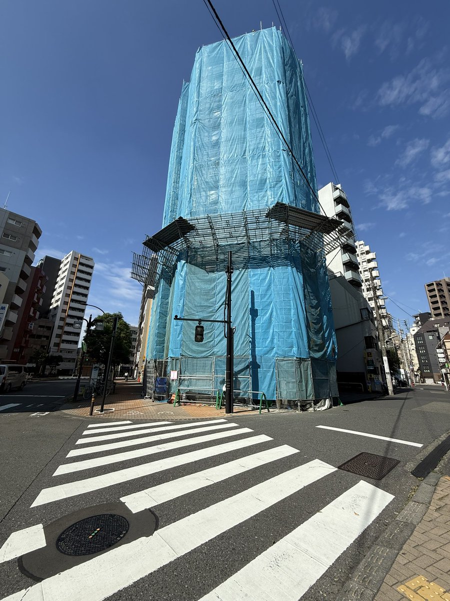 There used to be a beautiful old traditional house near my place, with a charming green patina on the roof, and now it’s gone replaced by an apartment building… It’s a bit sad to see these changes happening so often in Tokyo.