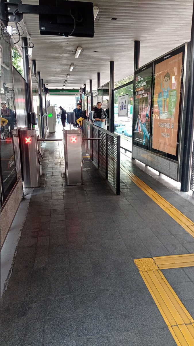 NnSori's tweet photo. @MetrobusCDMX Nunca hay policías en la estación de parque lira, se tuvo que sacar a una persona en silla de ruedas por los torniquetes con mucha dificultad :/ https://t.co/x97XMsmsx4