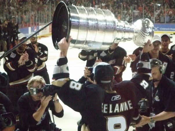 MsSweetBri's tweet photo. June 6th, 2007. Cannot believe it’s been 18 years! Moment I will never forget ✨

@AnaheimDucks 
@TeemuSel8nne 
@fbeauch23 https://t.co/P2X8DzGZ1L