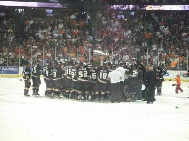 MsSweetBri's tweet photo. June 6th, 2007. Cannot believe it’s been 18 years! Moment I will never forget ✨

@AnaheimDucks 
@TeemuSel8nne 
@fbeauch23 https://t.co/P2X8DzGZ1L