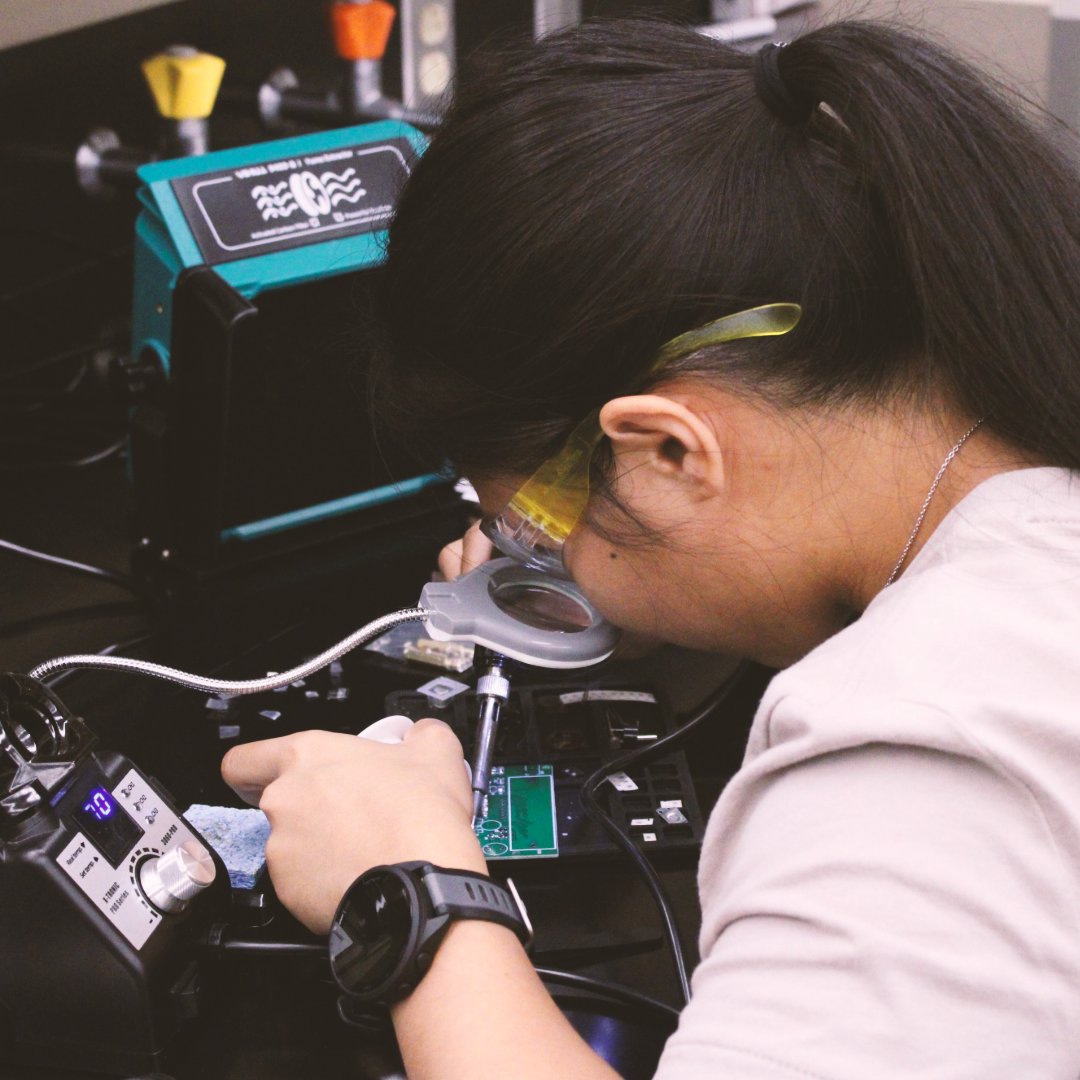 UA_CIROH's tweet image. Students at the USGS FLOW Academy put their technical skills to the test by soldering digital clocks. This hands-on program teaches water science, engineering and collaboration to prepare future leaders in hydrology and environmental tech. 

#FLOWAcademy #CIROH @USGS