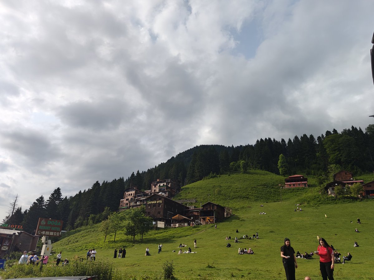 Ayder yaylasındayız. Araplar yiyor Türkler izliyor.😊
 Hayırlı Bayramlar