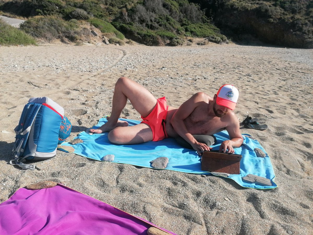 Posizioni comode per scrivere in vacanza 😂😬

Tra l'altro, lì stavo descrivendo una battaglia nel mezzo di una tormenta di neve 😅😅