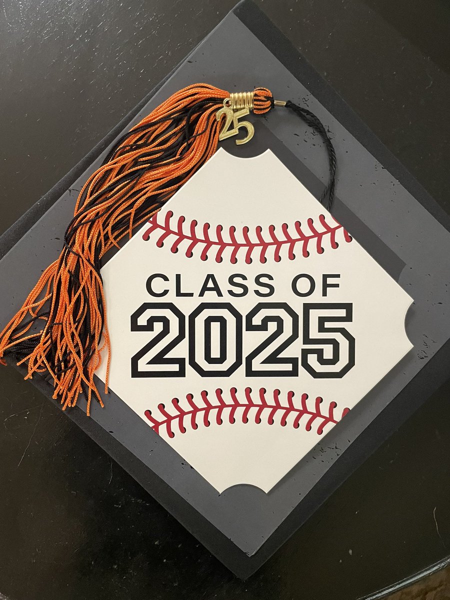 Congratulations to our Grizzly Baseball Seniors graduating tonight!

We wish you all the best on your future endeavors!

Go Grizzlies!  🐻⚾️