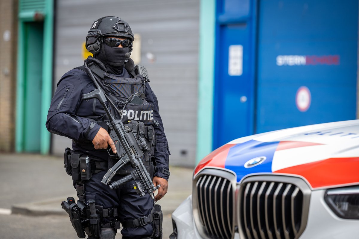 Zwaarbewapende politiebewaking bij mogelijk drugslab