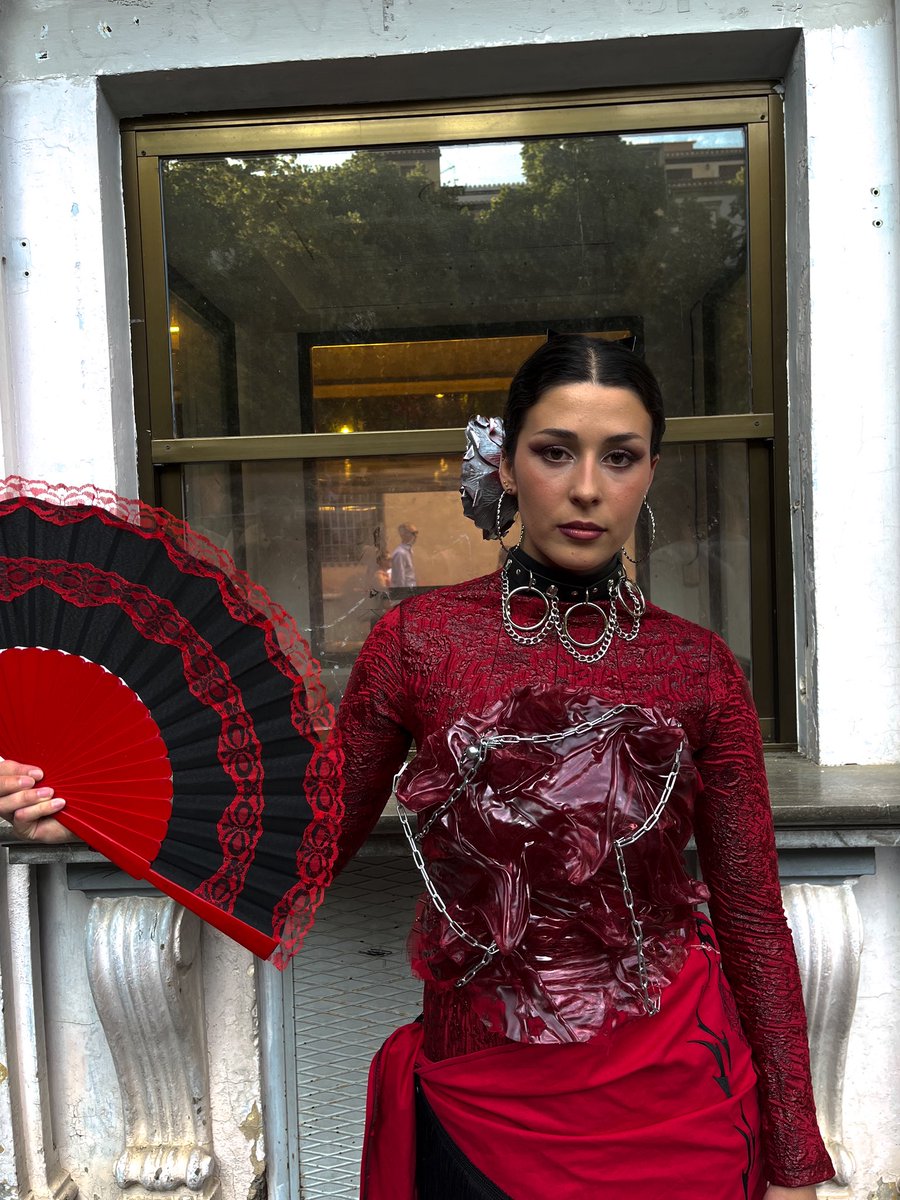 antomfsr's tweet photo. X: Los canarios no pueden hacer trajes de flamenca 

Yo: Sujétame el cubata https://t.co/ezKmARUnNH