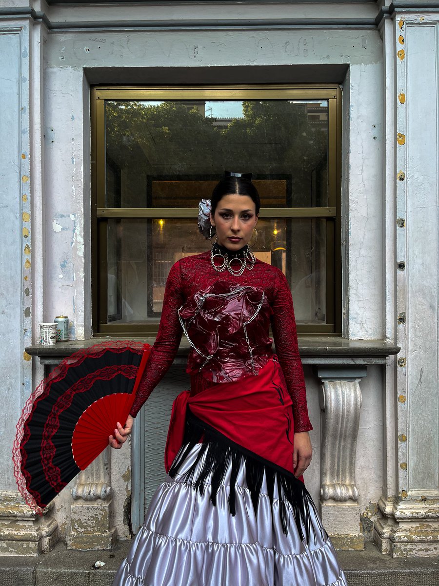 antomfsr's tweet photo. X: Los canarios no pueden hacer trajes de flamenca 

Yo: Sujétame el cubata https://t.co/ezKmARUnNH
