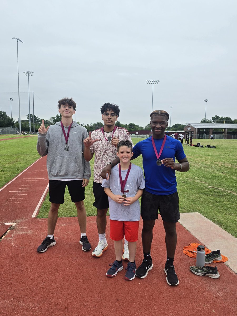 We had a fun week of LHS Track Camp. I want to give a big shout out to my HS athletes who volunteered to help n coach the kids.

The campers had fun and learned more about the sport. Below is a link to some photos and videos from the camp. 

photos.app.goo.gl/PaZVyr3LA7Nwmm…