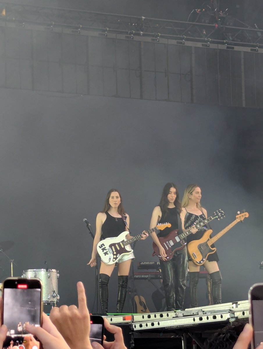 haimsource's tweet photo. HAIM coming out at Primavera Sound https://t.co/YXwxceSAzK